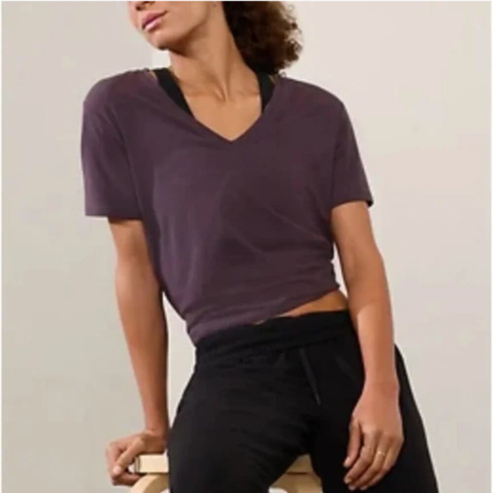 Athleta Essential V-Neck Tee Short Sleeve Yoga Iris Purple Plum Size XL Like NEW